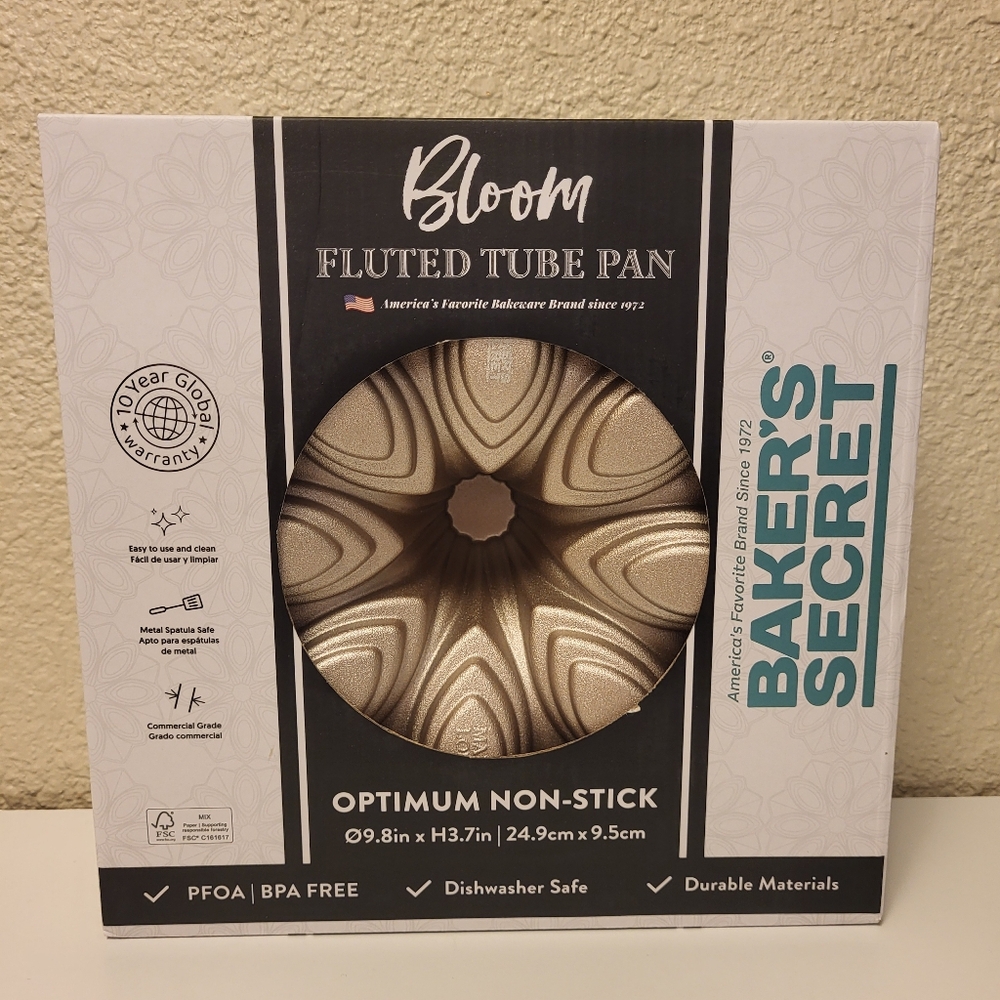 NIB Baker's Secret Cast Aluminum Bloom Fluted Tube Pan